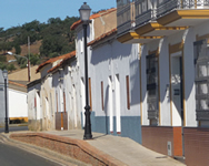 calle con casas serranas